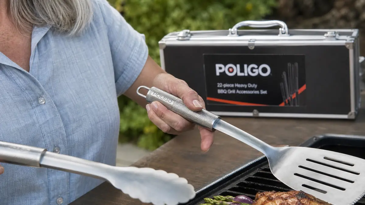 Hand holding the POLIGO spatula and tongs side by side, comparing handle grip